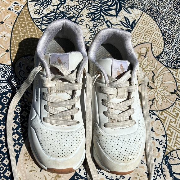 Skechers big kids 12 white sneaker with gold accents and memory foam - Picture 2 of 11